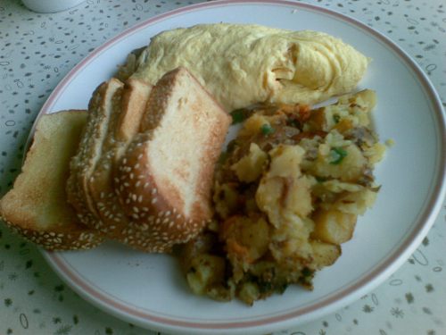 Scrambled eggs with challah toast and hash brown